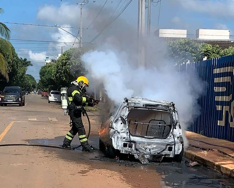 Incêndio destrói veículo no bairro Bandeirantes em Lucas do Rio Verde