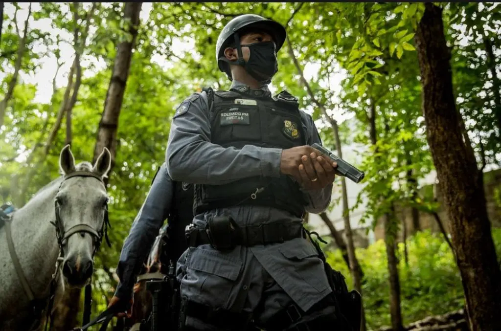 Cavalaria da PM flagra dupla de jovens com 36 porções de drogas em Mato Grosso