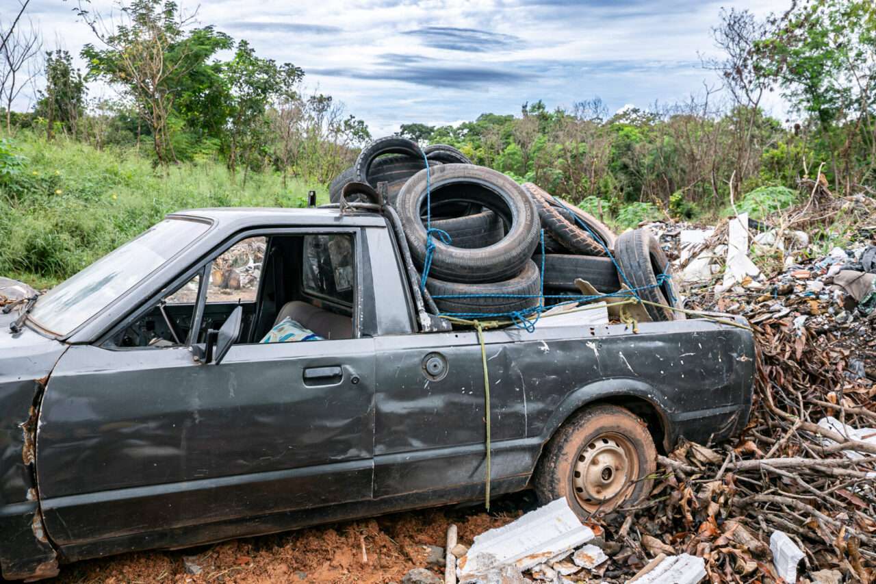 Condutor e flagrado e multado em R 25 mil por descarte irregular de pneus em Cuiaba scaled