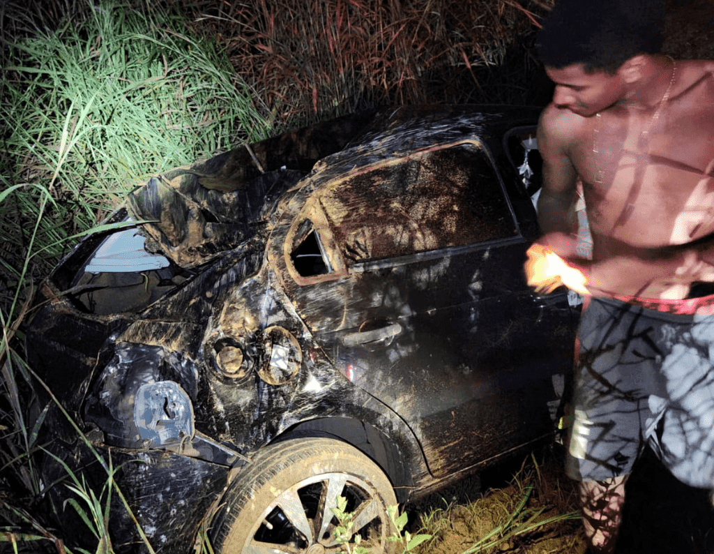 Corpo de Bombeiros de Mato Grosso socorre jovem vítima de capotamento na MT-251