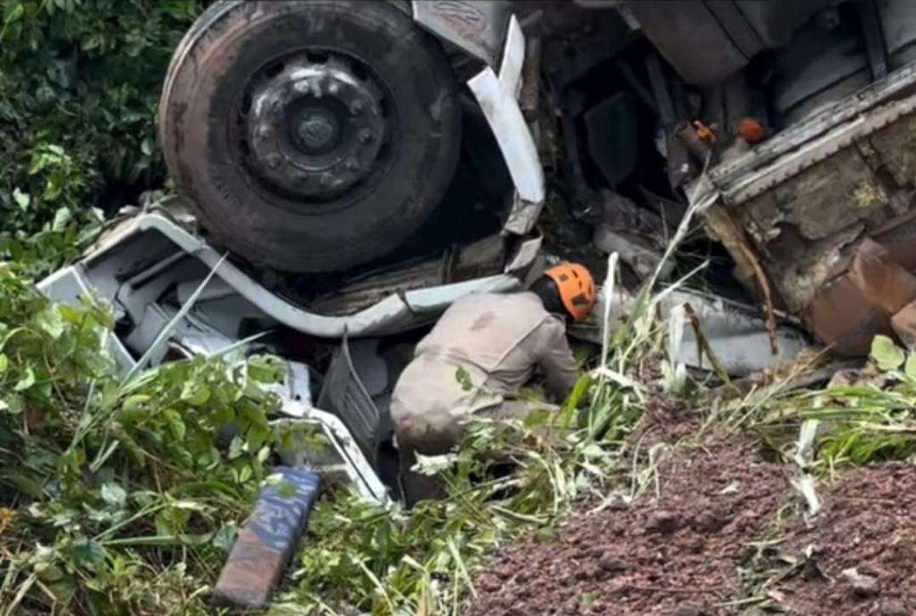 Corpo de Bombeiros resgata vitima presa às ferragens de caminhão após acidente em Mato Grosso