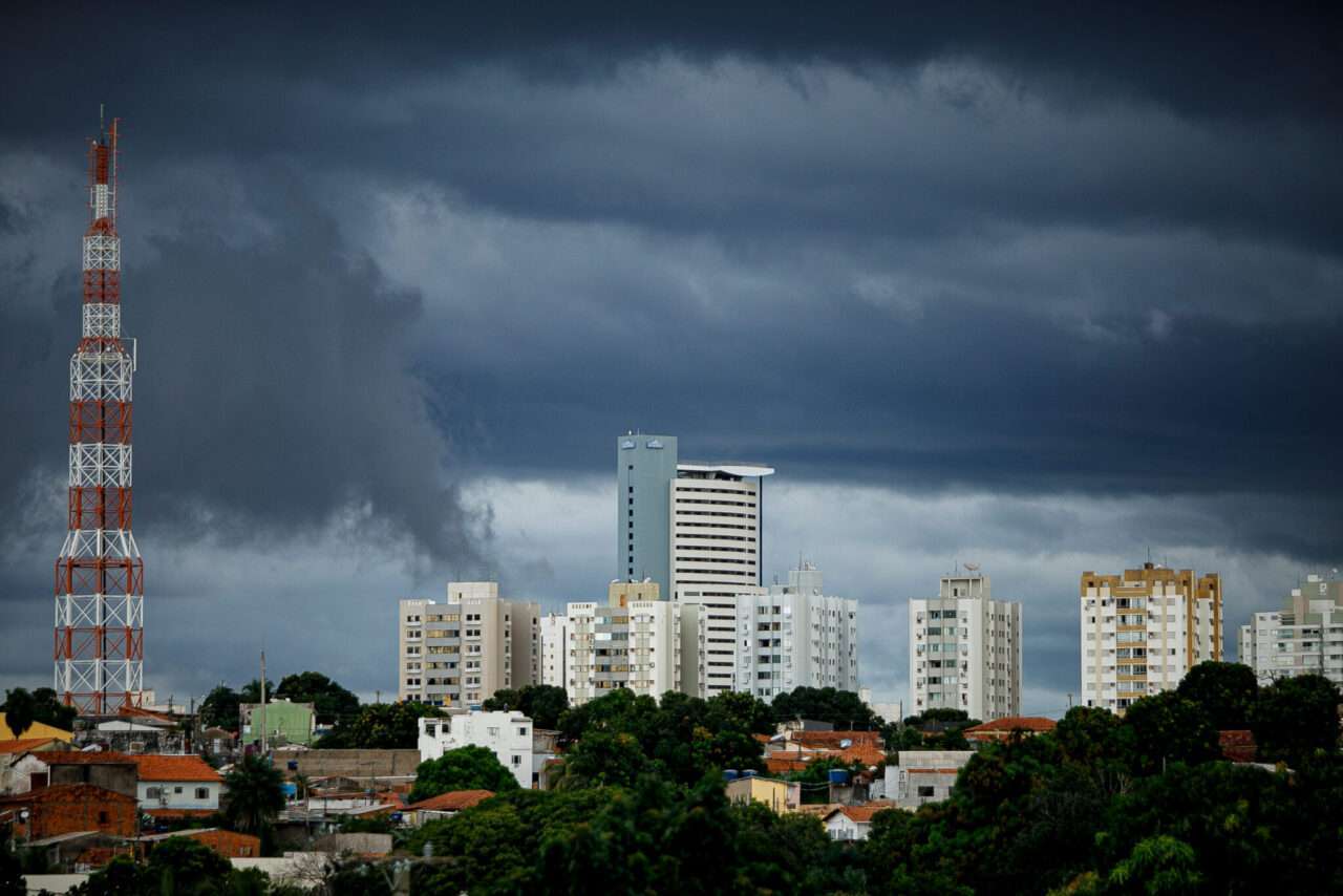 Defesa Civil mantém alerta para chuvas intensas em Cuiabá neste final de semana