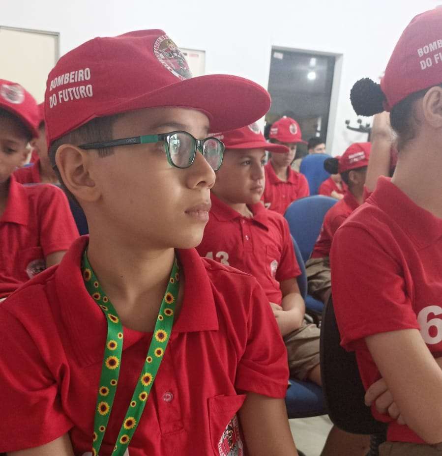 Crianças aprendem sobre saúde mental e disciplina em instrução do projeto Bombeiros do Futuro em Lucas do Rio Verde