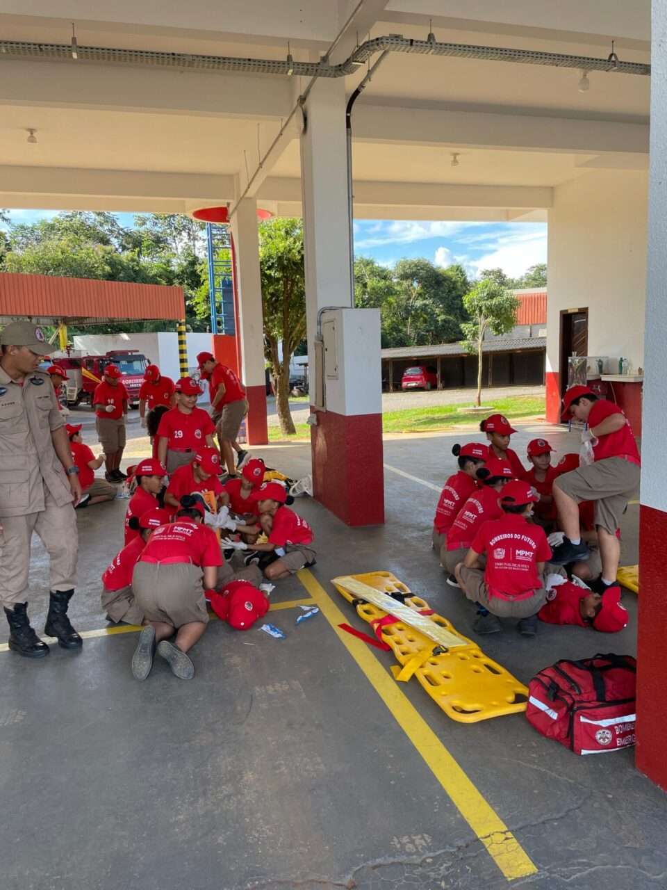 Projeto “Bombeiro do Futuro” ensina primeiros socorros e disciplina a crianças em Lucas do Rio Verde