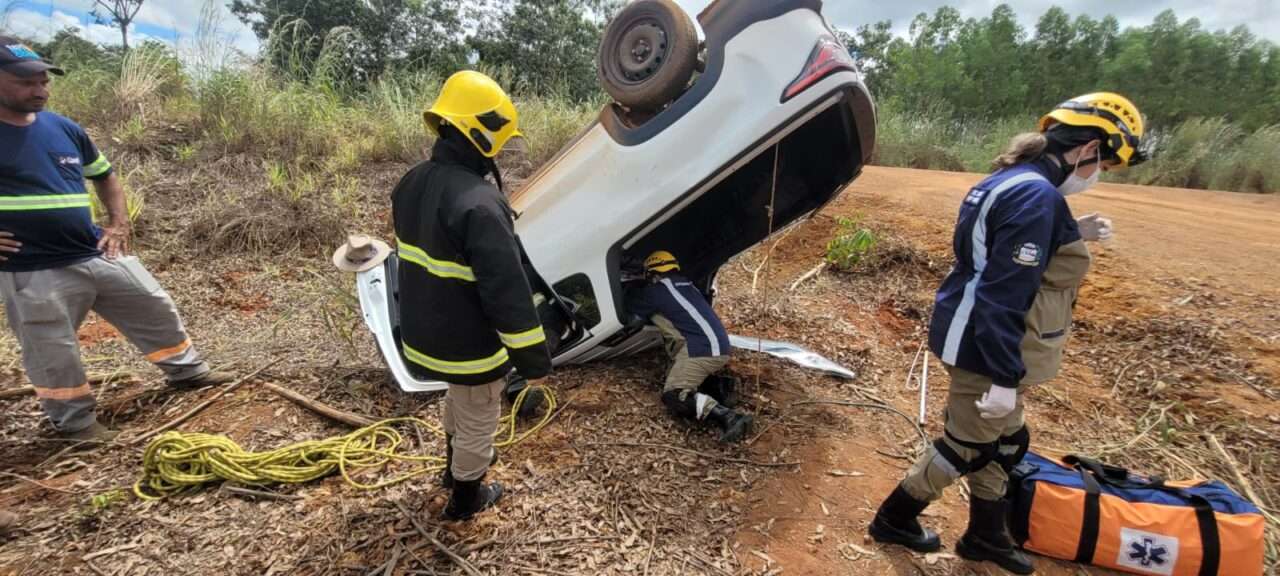 Idoso de 94 anos fica ferido após capotamento na ‘Estrada do Morocó’