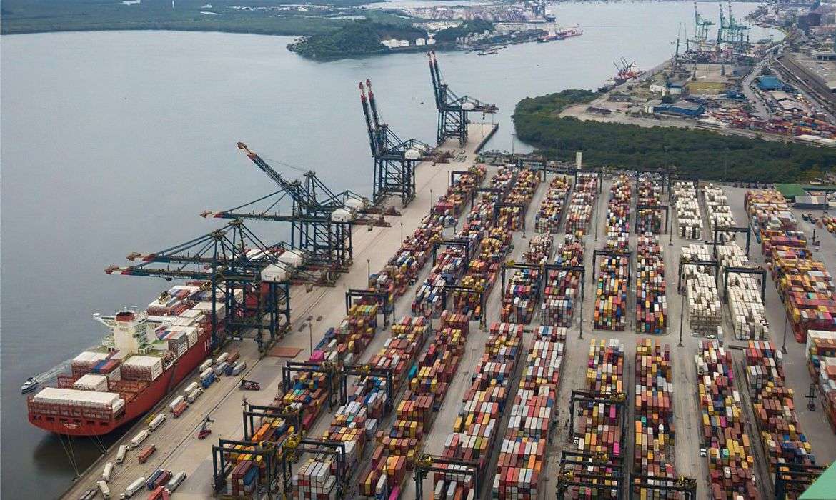 Brasil pode ganhar mercados com tarifaço de Trump, diz economista