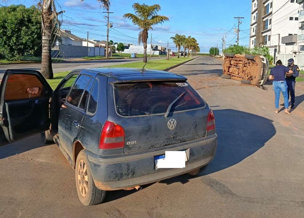 Picape tomba após acidente no Parque das Emas em Lucas do Rio Verde