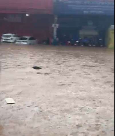 No dia em que completou 306 anos, Cuiabá alaga sob forte chuva (vídeo)