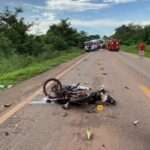 Condutor do caminhão relatou que motociclista fazia "zig-zag" na pista antes do impacto; vítima usava tornozeleira eletrônica e não possuía CNH
