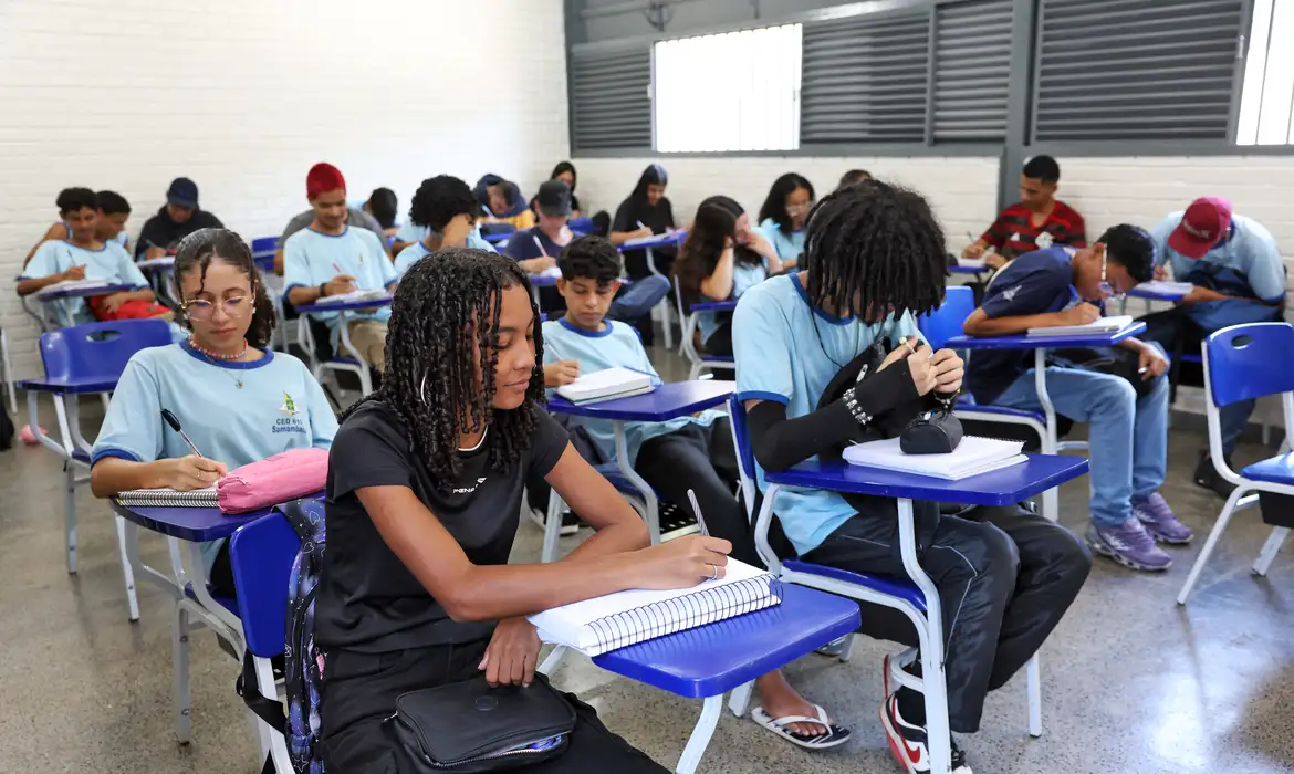 Estudantes nascidos em maio e junho recebem 1ª parcela do Pé-de-Meia